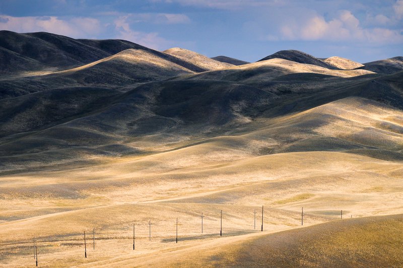 На бескрайних просторах Оренбуржья, уходят в даль заброшенные ЛЭП. фото превью