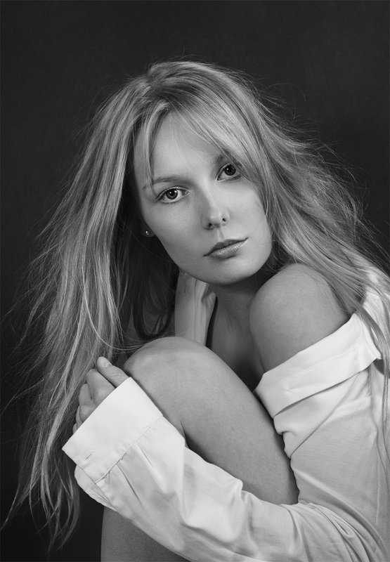 портрет , взгляд ,красивая девушка , цвет ,волосы , красивые губы ,нежность , таинственность  фото превью