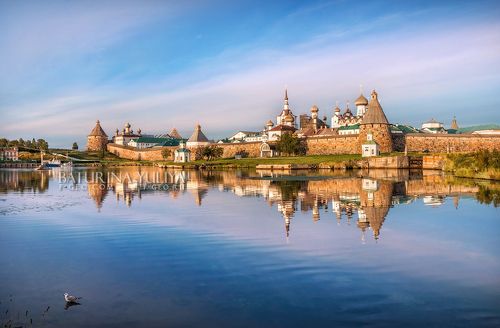 Монастырь и чайка