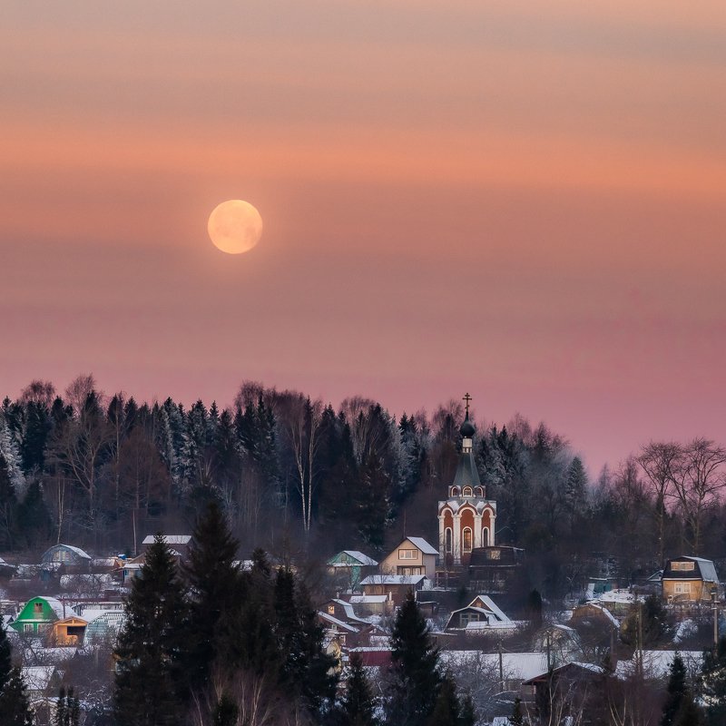 утро, луна, небо, часовня, вятка, деревня, декабрь, зима, лес, деревья, холодно, горизонт, елки, пейзаж, дома, домики Лунное утро фото превью