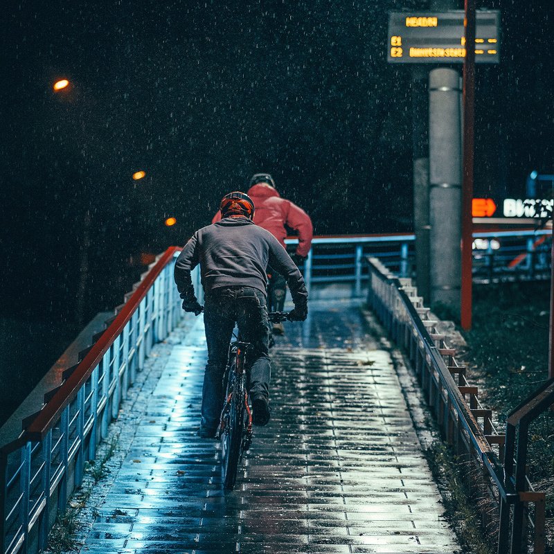 вечер, велосипед, дождь, эндуро, мтб, райдер, город, стрит, mtb Autumn rainy riding фото превью