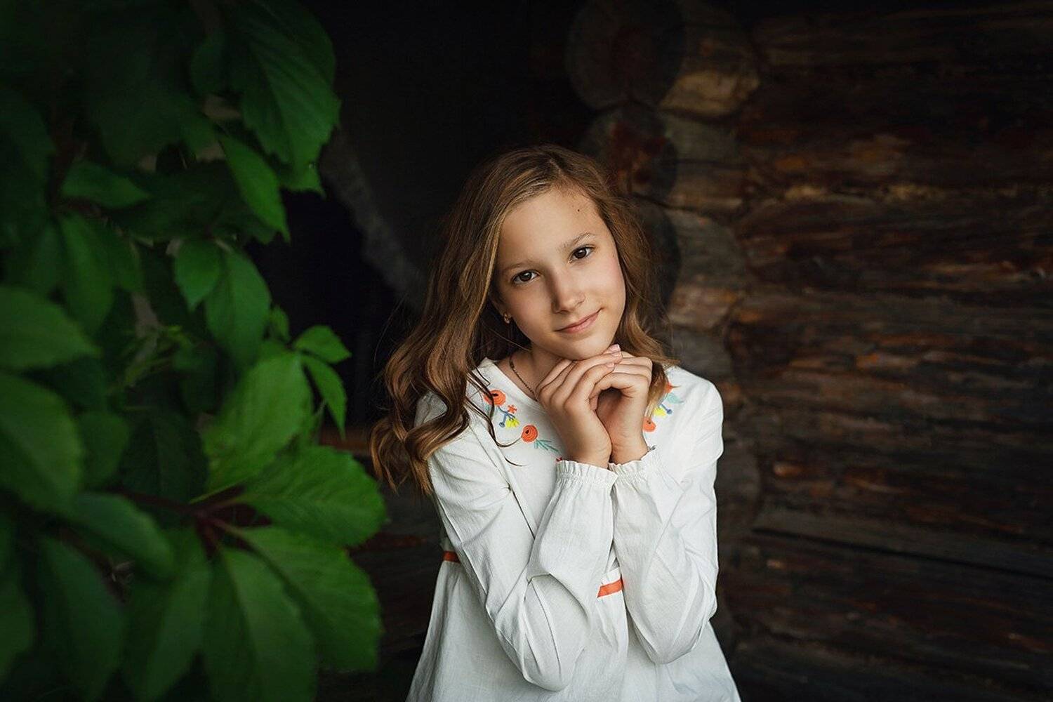 дом, деревянный, девочка, портрет, лето, виноградная лоза, прекрасный, красивый, милый, улыбка, Мила Шелест