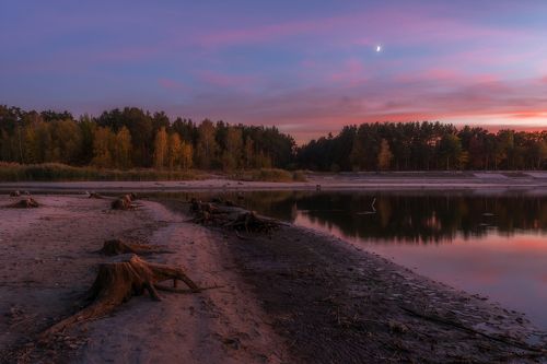 На водохранилище.