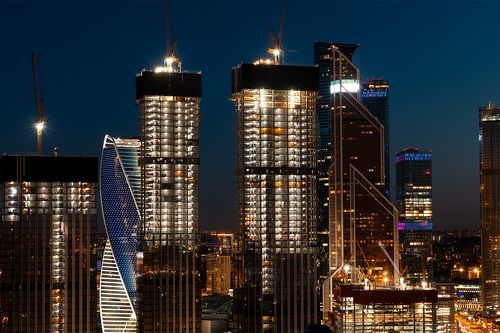 И ночью город строится