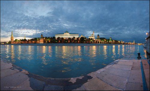 На разлитых облаках...