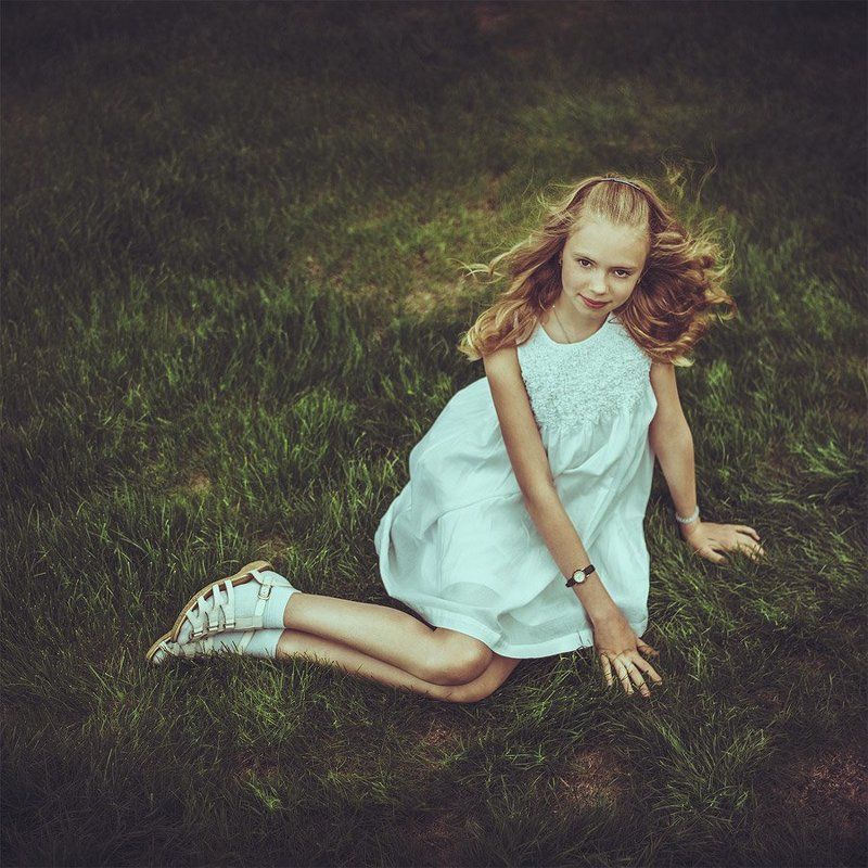 Girl, Gold, Grass, White Eva фото превью