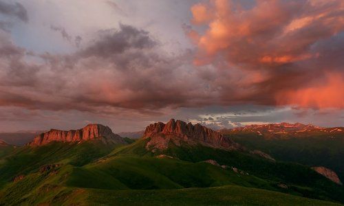 А ПО ГОРКЕ ЛИС БЕЖАЛ  ВЕРТИКАЛЬНО ХВОСТ  ДЕРЖАЛ   !
