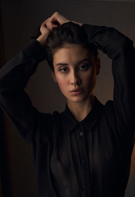 girl, at home, nice, beautiful, beauty, face, photographer, dark, saint-petersburg, lamp, lamp light, natural light, look, lips, eyes, worm, noise, Irina фото превью