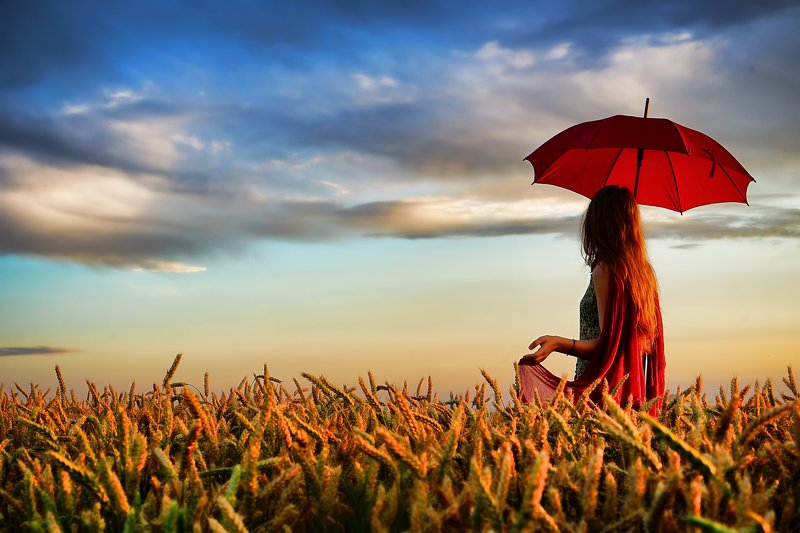 girl with a red umbrella фото превью