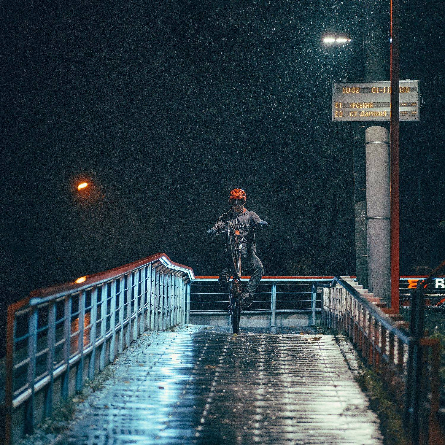 вечер, велосипед, дождь, эндуро, мтб, райдер, город, стрит, mtb, трюк, wheelie, Юрий Никитюк