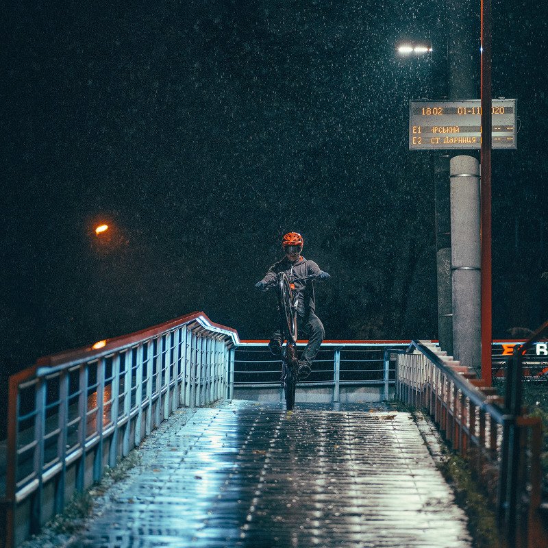 вечер, велосипед, дождь, эндуро, мтб, райдер, город, стрит, mtb, трюк, wheelie Autumn rainy riding фото превью