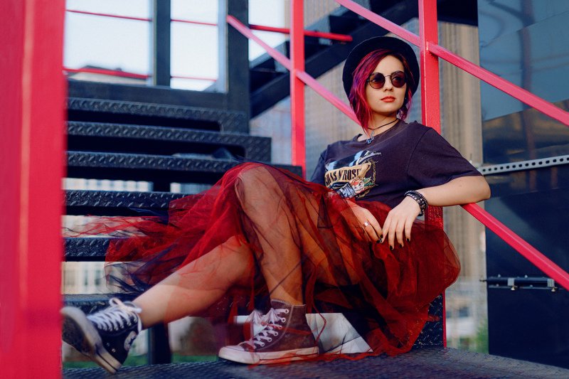 music  young woman  electric guitar  guitar  musical instrument  woman  female  plucking an instrument  outdoors  playing  string instrument  rock music  portrait гитара музыкант, девушка, музыка Красное фото превью