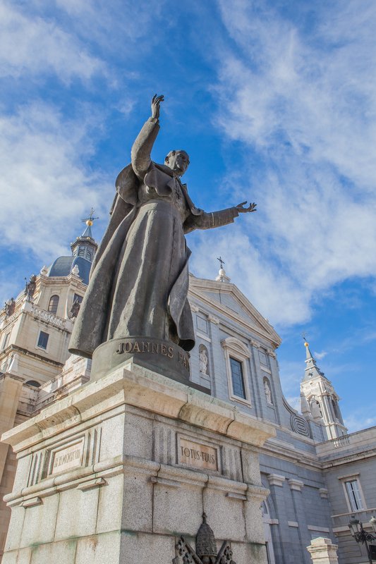 папа римский, мадрид, собор, альмудена, памятник, иоанн, небо  фото превью