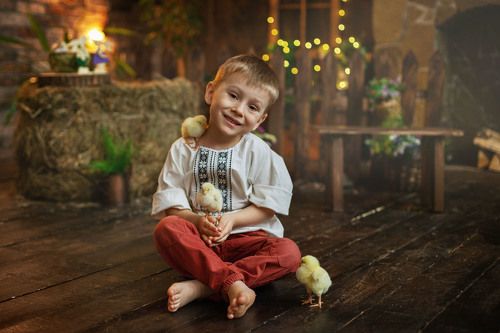 С цыплятами.