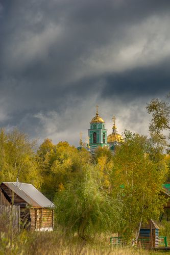 Небо хмурилось