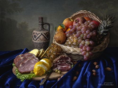 Натюрморт с фруктами и копчёным мясом