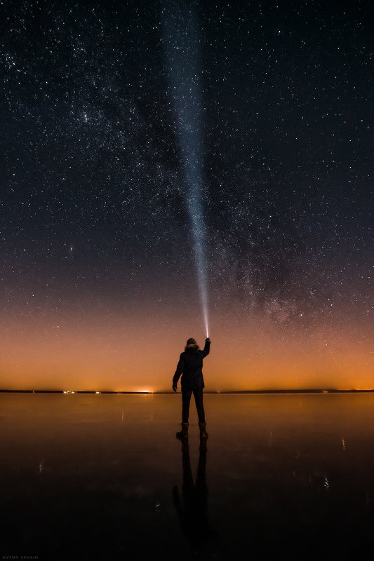 Автопортрет на фоне млечного пути фото превью