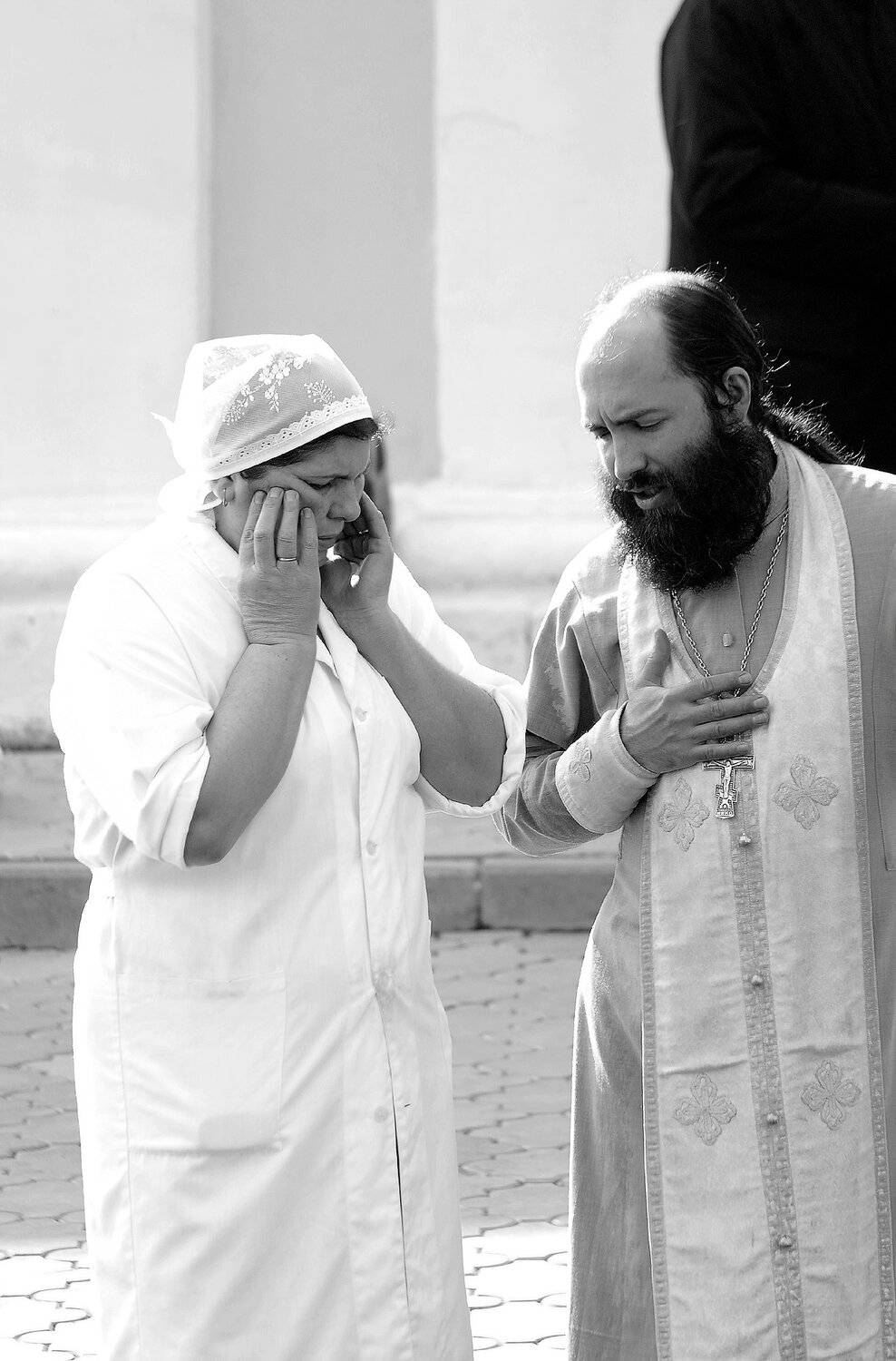 храм, священник, торговка, продавщица, внушение, диалог, внимание, жест, щеки, руки, Дмитрий Ткаченко