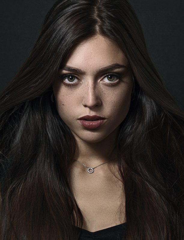 fine art , постановочная фотография ,жанровый портрет, губы , portrait , взрослая женщина  фото превью