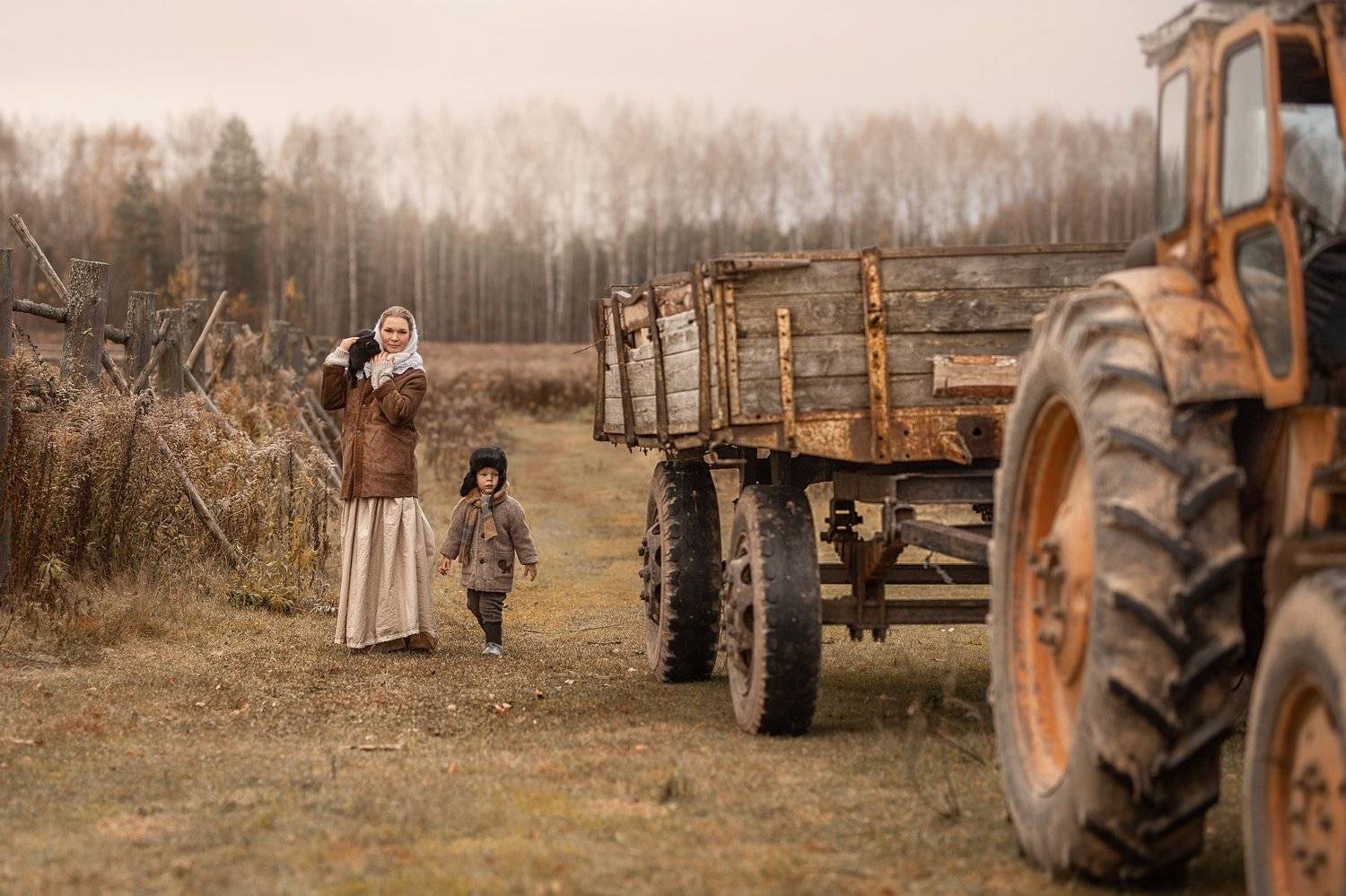 дети, деревенские дети, деревня, мальчики, мальчишки, дети и животные, кошка, кот, осень, трактор, Елена Чернигина