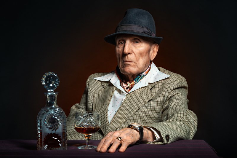 портрет, модель, мужчина, мужская фотография, алкоголь, гангстер, ретро, постановочное фото Анатолий  фото превью