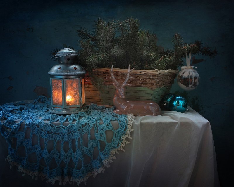 натюрморт, новый год, олень, фигурка, елка, украшения, фонарик Цвет настроения - синий фото превью