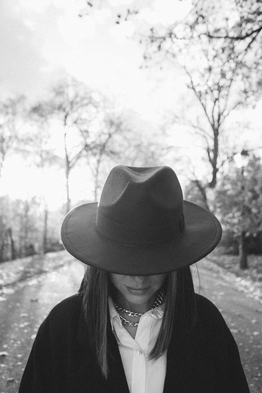 portrait,girl,bw,hat Al фото превью