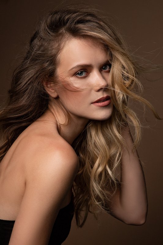 женский портрет, шикарная, красотка. девушка, фэшн, pretty woman, fashion, adult, lips, portrait, girl, attractive, pretty, model, hair, beautiful, natural, female, smile, beauty, studio, lady, elegance, glamour, curly, elegant,  фото превью