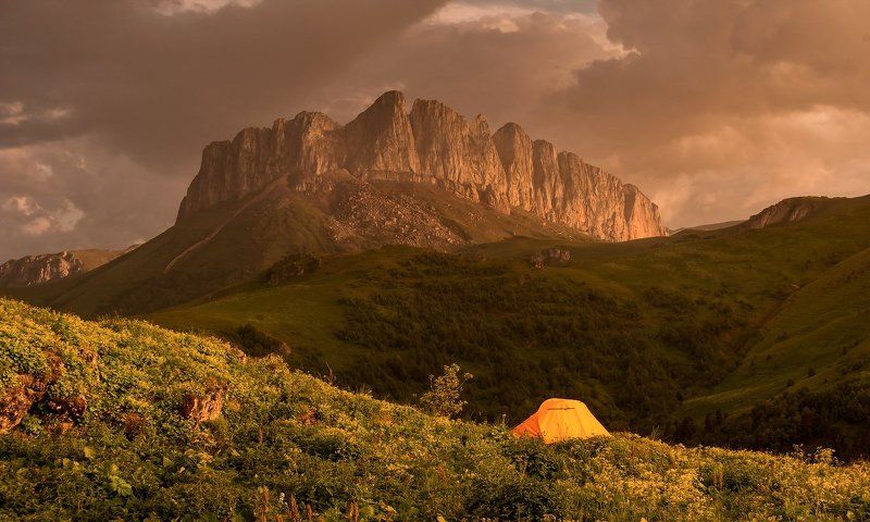 вечер, перед, дождем, ачешбок, палатка КТО В ТЕРЕМОЧКЕ ЖИВЕТ ? КТО В НЕВЫСОКОМ ЖИВЕТ ? фото превью