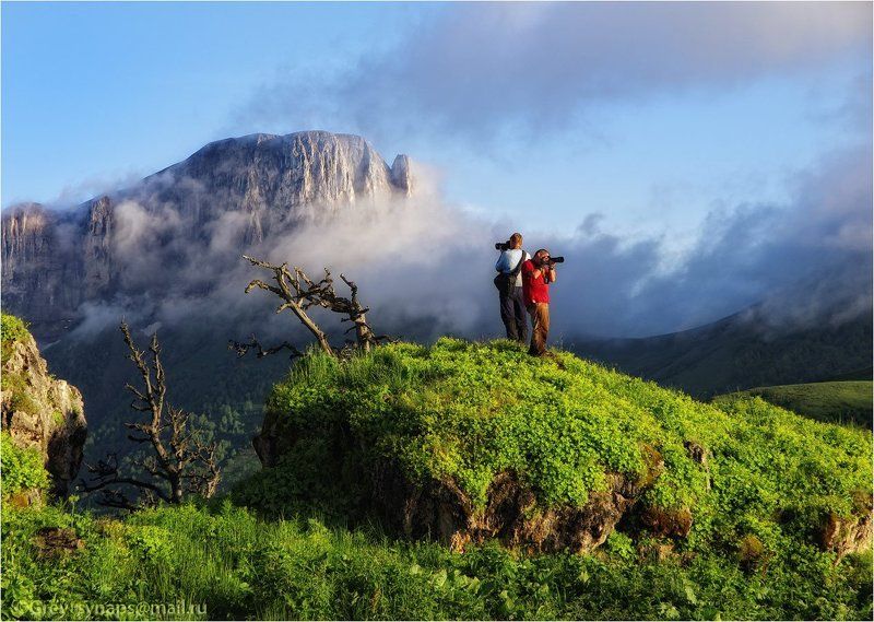 Спина к спине фото превью