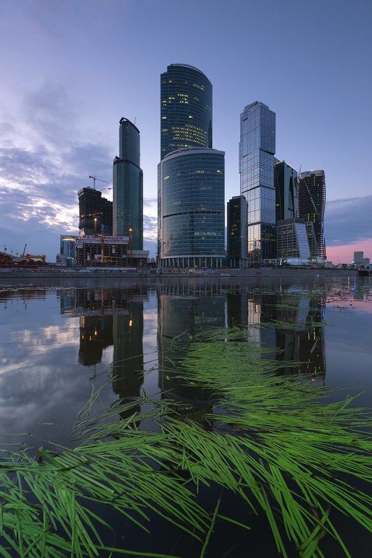 Москва, Москва-Сити зелёная дорога в каменный город фото превью