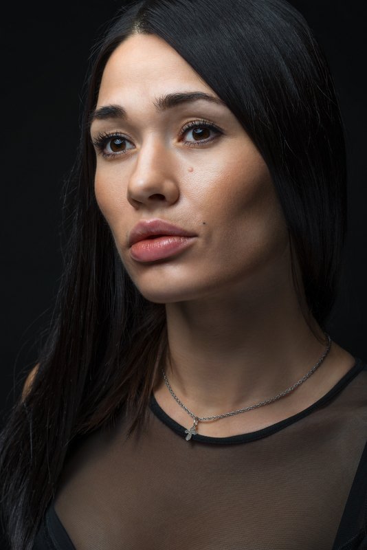 женский портрет, модель, брюнетка, импульсный свет, фото в студии, студия Катерина фото превью