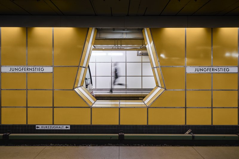 hamburg, germany, ubahn, metro, underground, street, person ghost runner фото превью