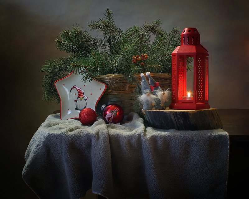 натюрморт, новый год, фонарик, подсвечник, елка, украшения, гномы С красным фонарем :) фото превью