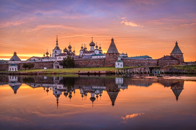 Рассвет над монастырем фото превью