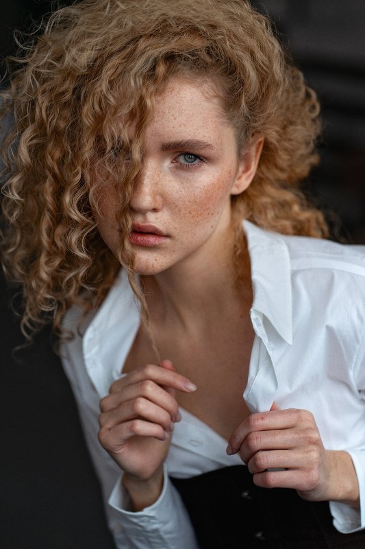 портретная фотография, веснушки, кудри, рыжие волосы, девушка с веснушками, портрет девушки, эмоции, эмоциональный портрет Карина фото превью