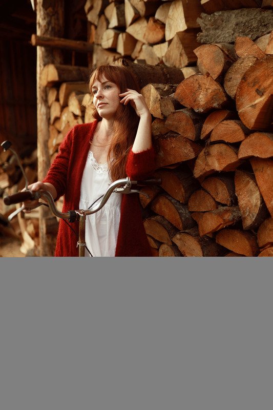 девушка село деревня поленья дрова велосипед рыжая веснушки задумчивость осень ретро  фото превью