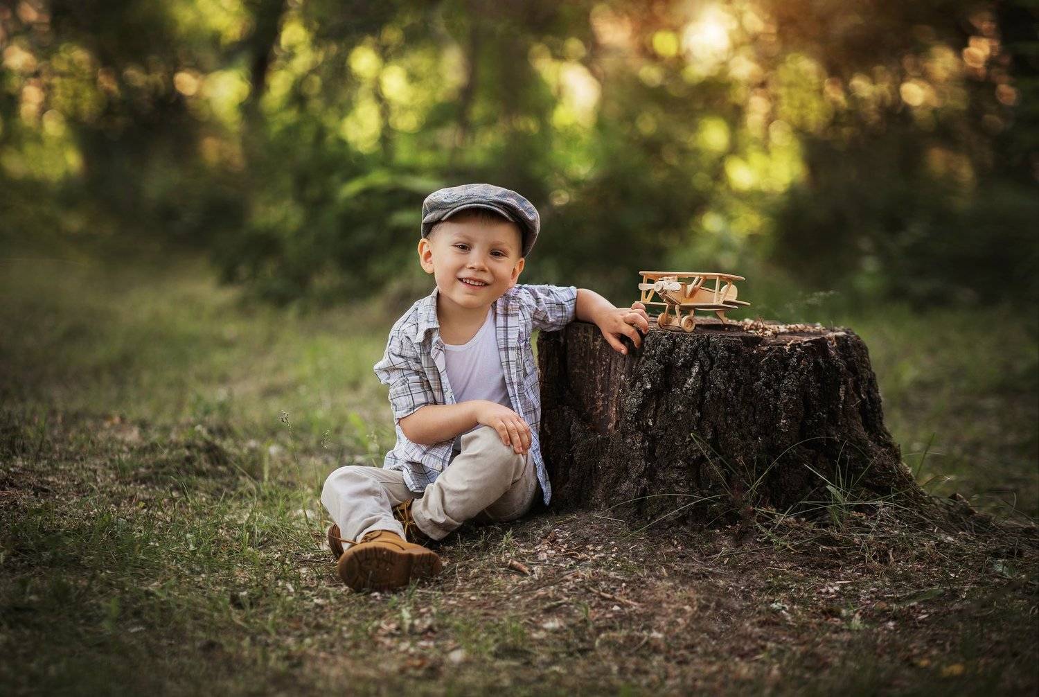 самолет, мальчик, ребенок, портрет, кепка, пенек, лето, закат, солнце, тепло, солнечный, летний, Мила Шелест