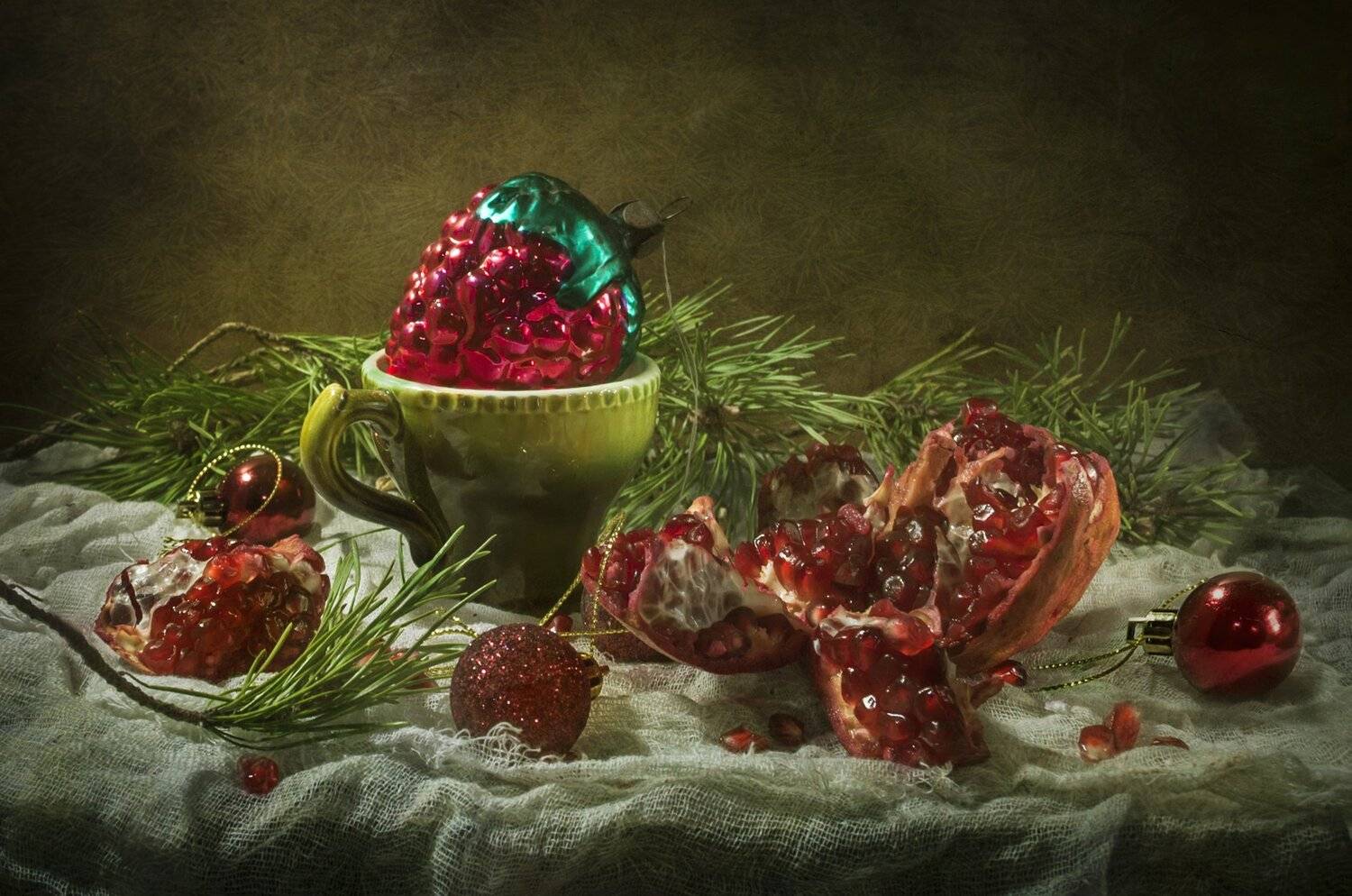 ёлочные игрушки,ёлка,ветка,шарики,гранат,зёрна,новый год,праздник, Владимир Володин