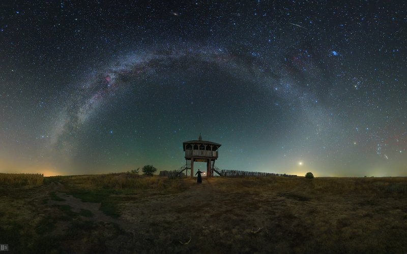 uranus235, nightphotoua, пейзаж, ночной пейзаж, ночь, небо, звезды, млечный путь, созвездия, метеоры, персеиды, мужчина, человек, монах, свет, фонарь, трава, холм, путешествие, природа, альтаир, вега, денеб, венера, бетельгейзе, альдебаран, плеяды, орион Монах и звезды. Казацкий стан фото превью