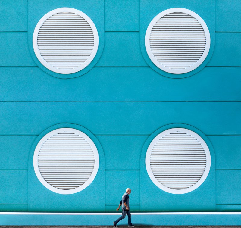 #street, #architecture Walking near a wall фото превью