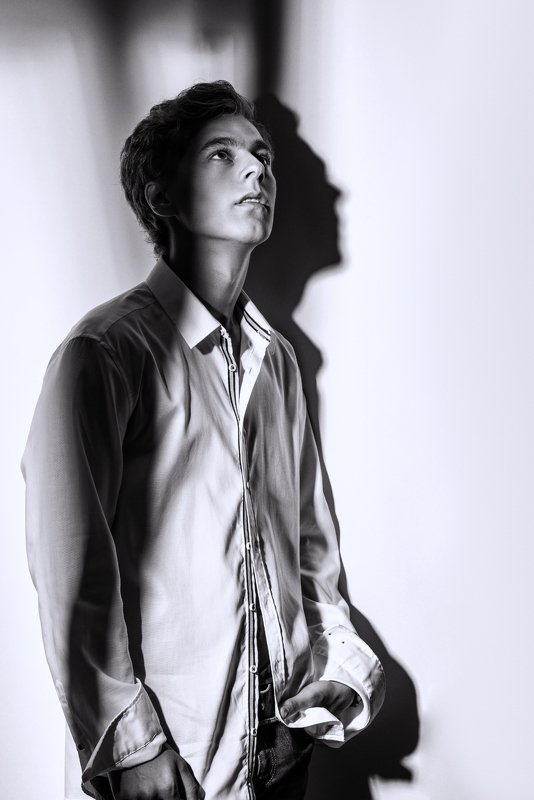 чб, черно-белое, модель, студия, импульсный сфет, рефлектор, мужчина, жесткий свет, юноша Антон фото превью