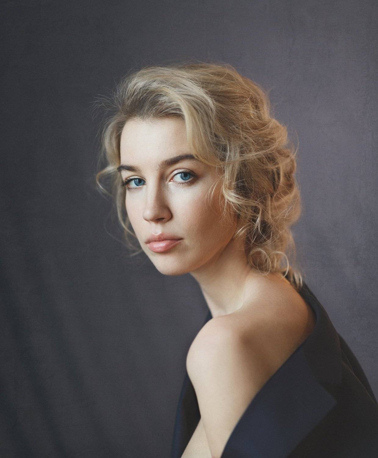 красивая девушка, студия, дневной свет, блондинка, кудри, голубые глаза, Оксана Ведмеденко