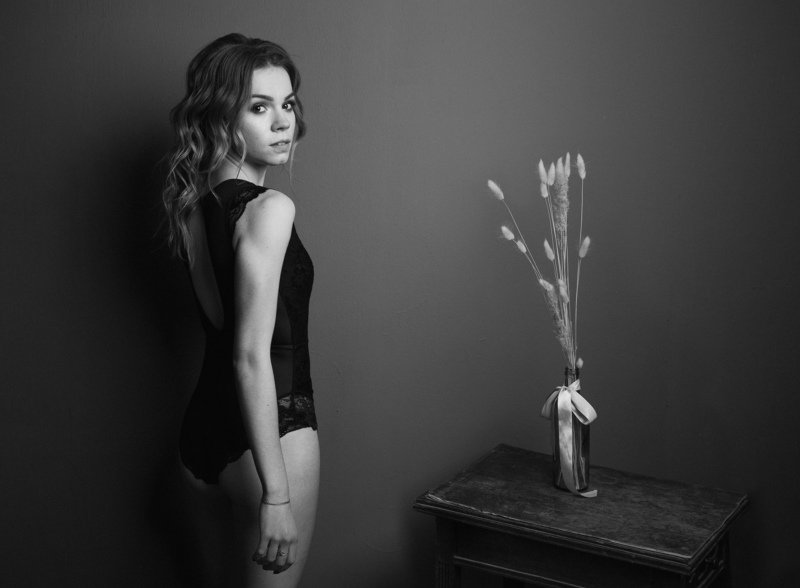 girl,beauty,flower,black and white,female,indoor,девушка,чб In the shadows фото превью