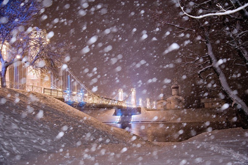 город, остров, снег, мосты,набережная, река, городской пейзаж,архитектура,вечер,декабрь Снежок кружится и летает. фото превью