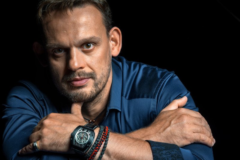 мужской портрет, мужчина, часы, студия, портретная тарелка, импульсный свет, характерный портрет Дмитрий фото превью