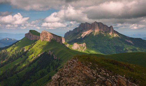 А горы всё выше, а горы всё круче,  А горы уходят под самые тучи!