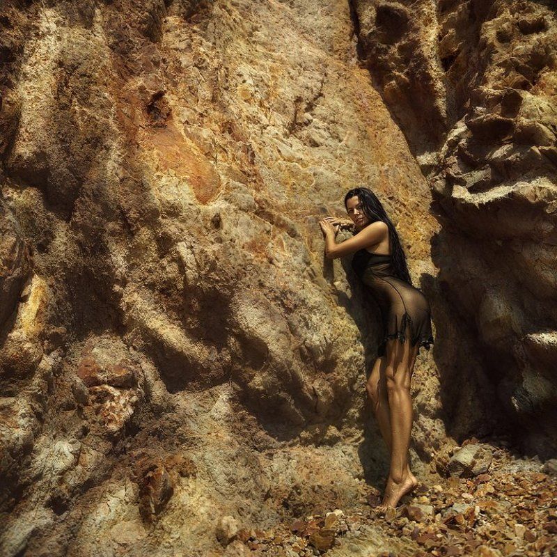 among rocks фото превью