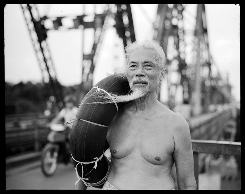 Old man - Long Bien Bridge фото превью