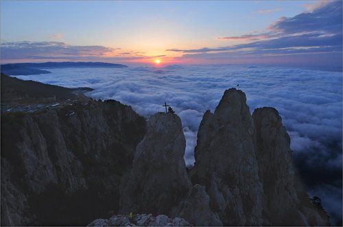 Восход солнца над морем тумана